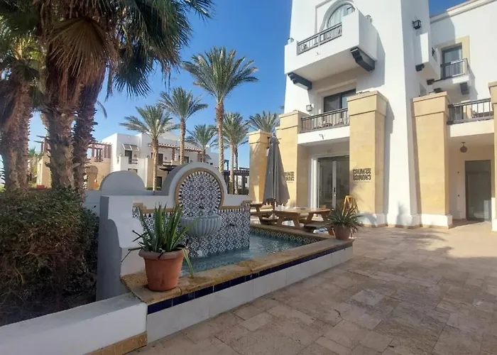 Scenic Cosy Nest - Infinity Pool - Ancient Sands Apartment