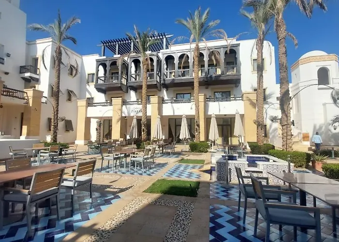 Scenic Cosy Nest - Infinity Pool - Ancient Sands Apartment